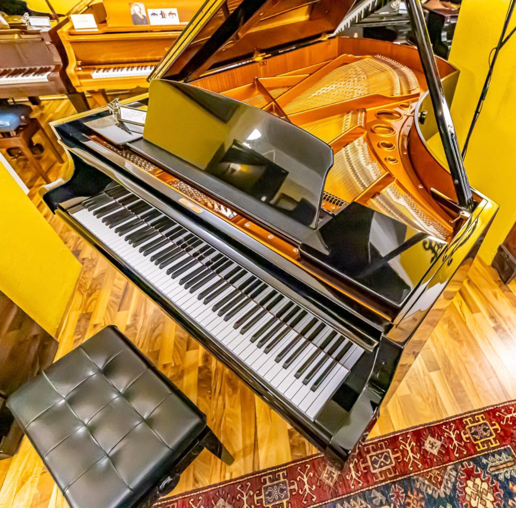 Bösendorfer 213 沙龍三角鋼琴（約 1992 年｜黑色高亮光｜近新翻修）NT$2,628,000